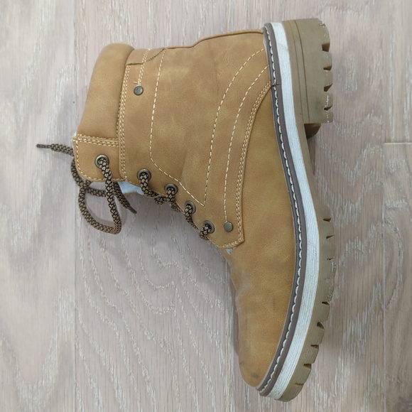 Hiking Style Boots - Picture 3 of 6